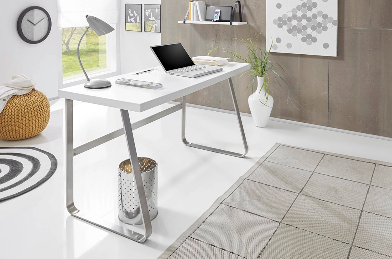 Nowoczesne biurko z białym blatem BENO II na metalowych nogach / 140x60 cm