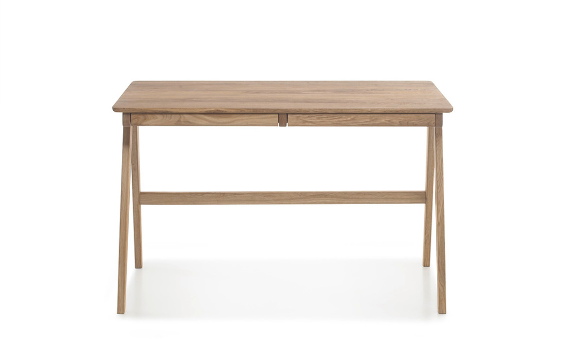 Drewniane biurko w skandynawskim stylu