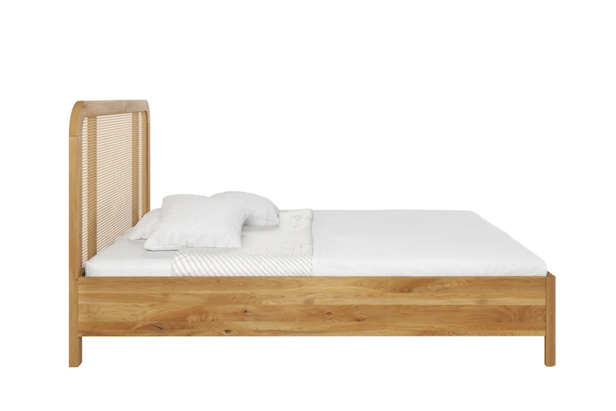 Drewniane łóżko w stylu boho