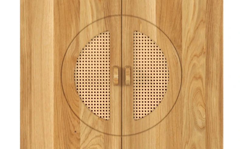 Dębowa szafa z wstawkami z rattanu