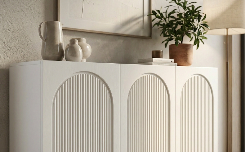 Biała komoda z drewnianymi nóżkami