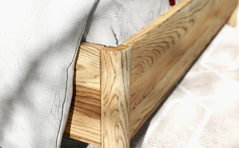 Drewniane łóżko o zaokrąglonych krawędziach