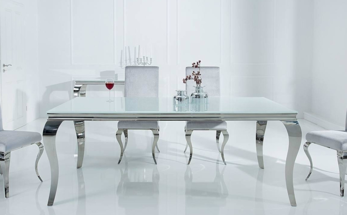 Stół w stylu glamour
