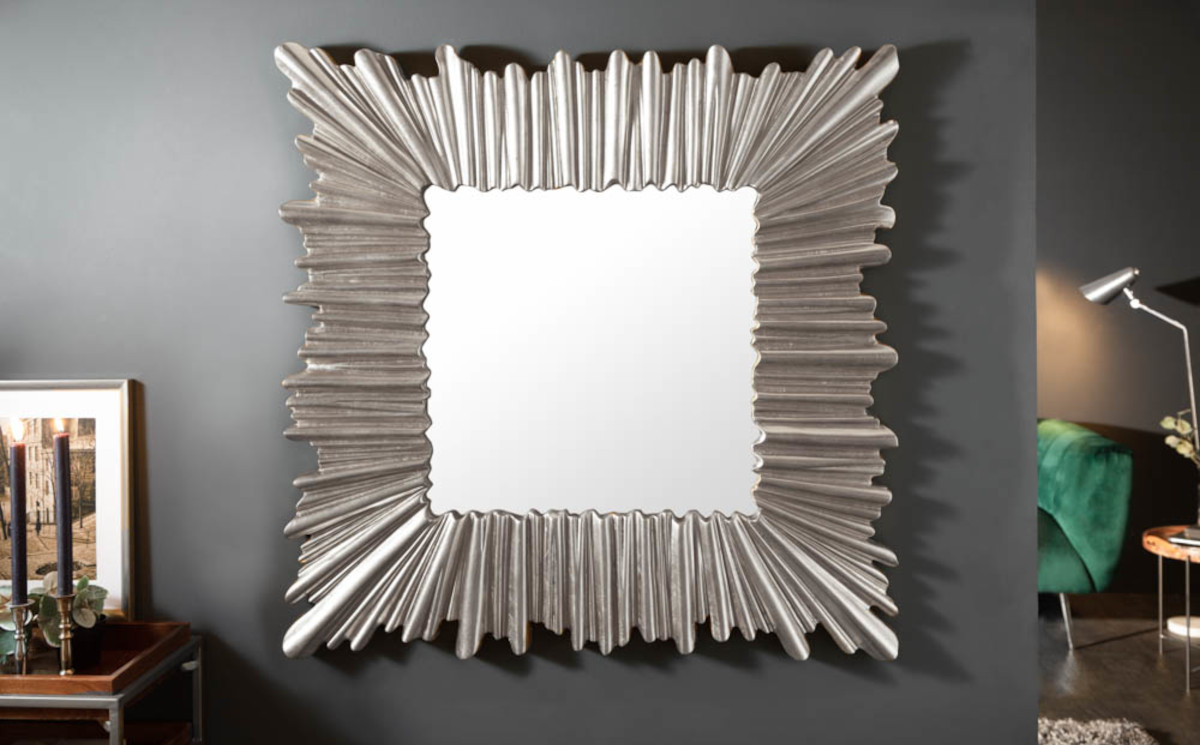 Kwadratowe lustro w srebrnej ramie
