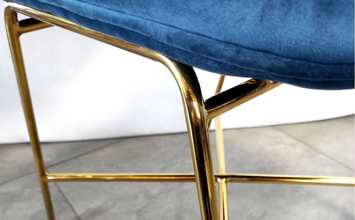 Granatowe krzesło ze złotymi nogami