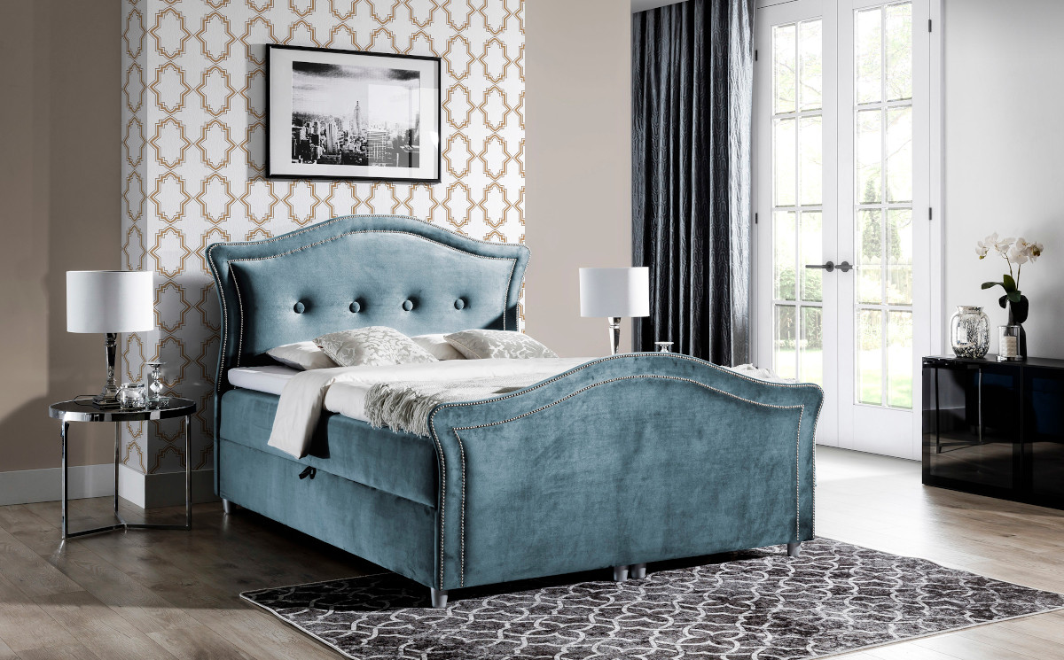 Niebieskie łóżko kontynentalne z tapicerowanym zagłówkiem i ćwiekami