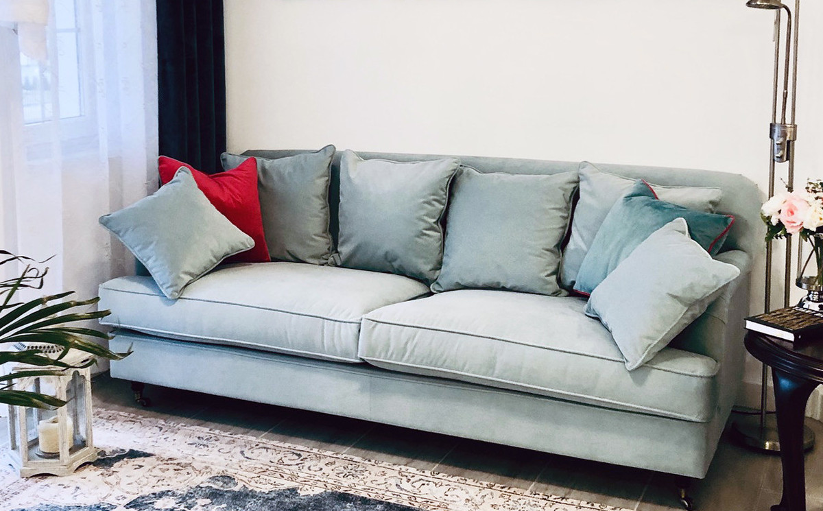Elegancka sofa z nogami kółkami i poduszkami