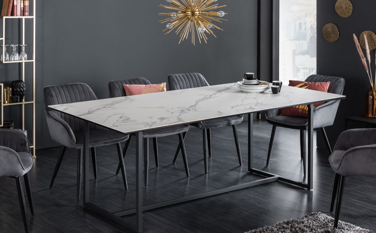 meble industrialne do salonu - stół Symbiose z marmurowym blatem na czarnych metalowych nogach 