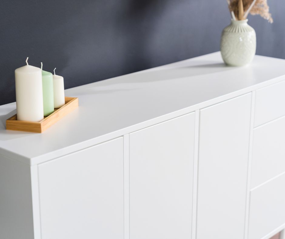 Biała komoda – klasyka, która pasuje do każdego wnętrza. Inspiracje i aranżacje