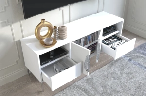 Biała komoda RTV Skandica MERLIN ze srebrnymi dodatkami / szer. 138 cm