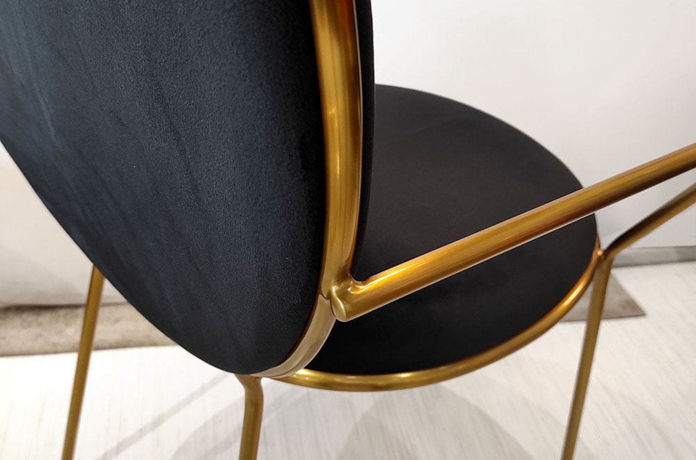 Czarne tapicerowane krzesło na złotych nogach DELICATE BLACK