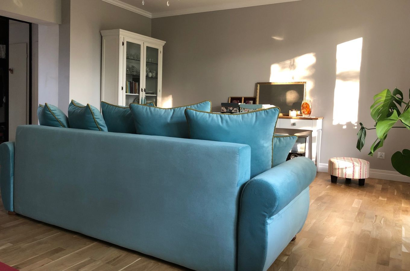 Elegancka 3-osobowa sofa BONA w angielskim stylu z funkcją spania i pojemnikiem na pościel