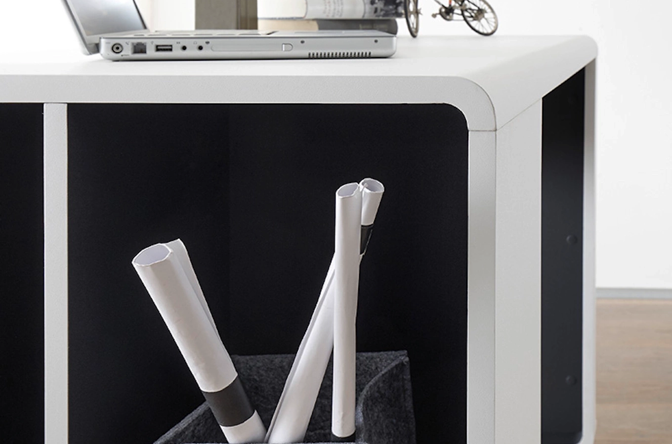 Nowoczesne białe biurko TADEO z otwartymi półkami / 119x59 cm