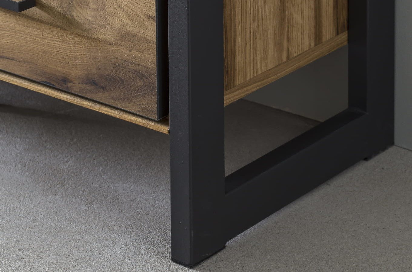 Nowoczesna dębowa komoda ze szklanymi drzwiami TURID 3S3D / szer. 97,5 cm