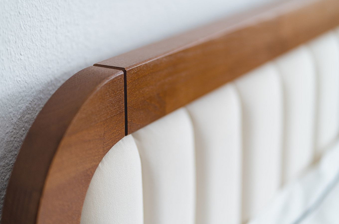 Tapicerowane łóżko drewniane bukowe Visby MODENA z wysokim zagłówkiem