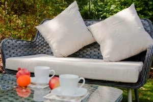 Zestaw mebli ogrodowych z technorattanu BLATTEN / Stół + 2 fotele + sofa