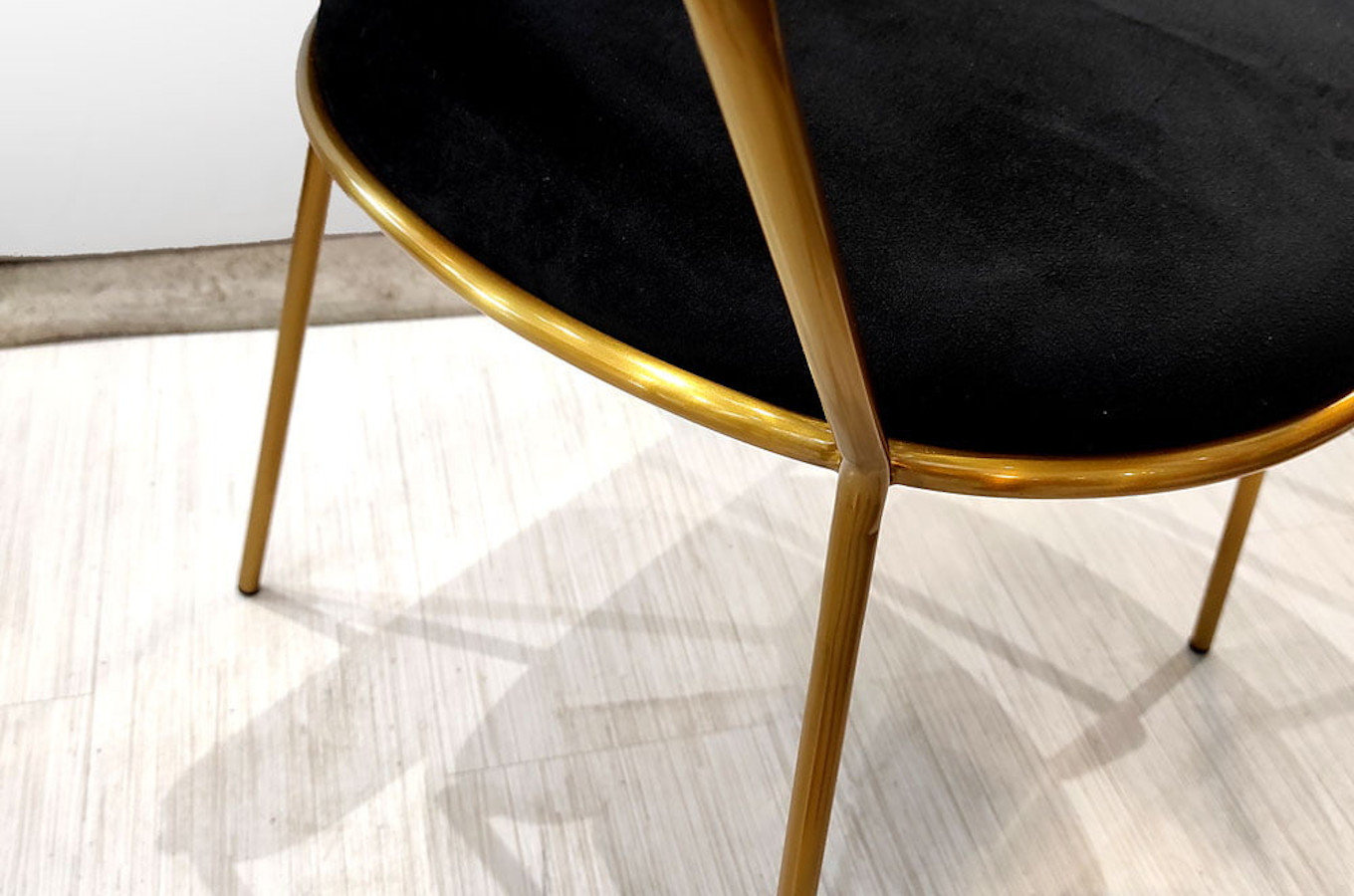 Czarne tapicerowane krzesło na złotych nogach DELICATE BLACK