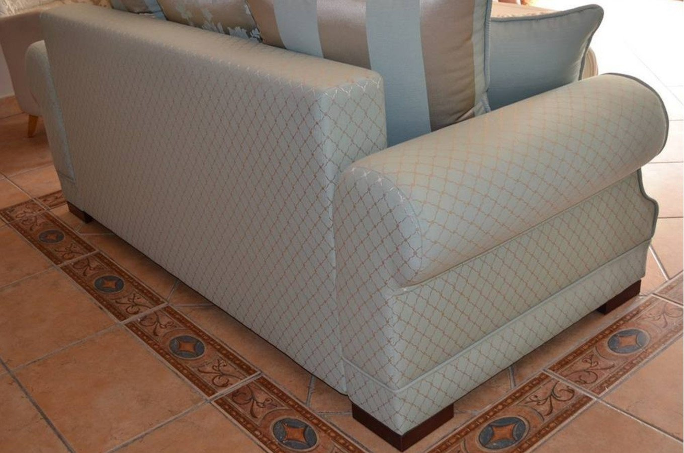 Elegancka 2-osobowa sofa GENEVA w angielskim stylu z funkcją spania i pojemnikiem na pościel