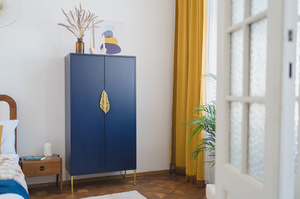 Wysoka granatowa komoda ze złotymi dodatkami Skandica MERLIN / szer. 80 cm