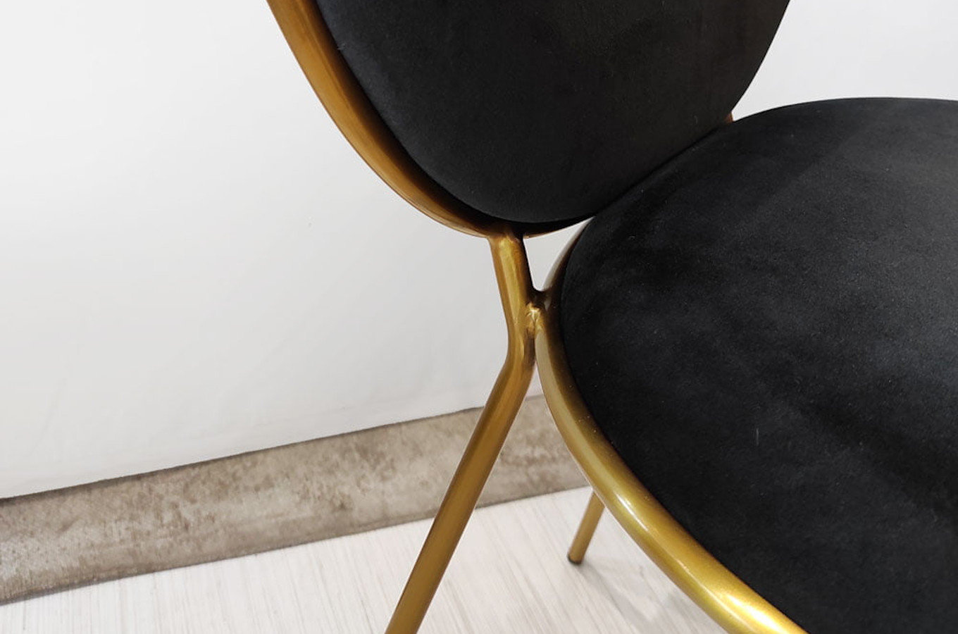 Czarne tapicerowane krzesło na złotych nogach DELICATE BLACK