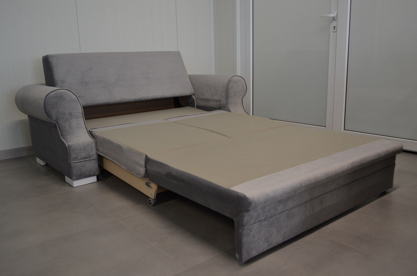 Elegancka 2-osobowa sofa GENEVA w angielskim stylu z funkcją spania i pojemnikiem na pościel