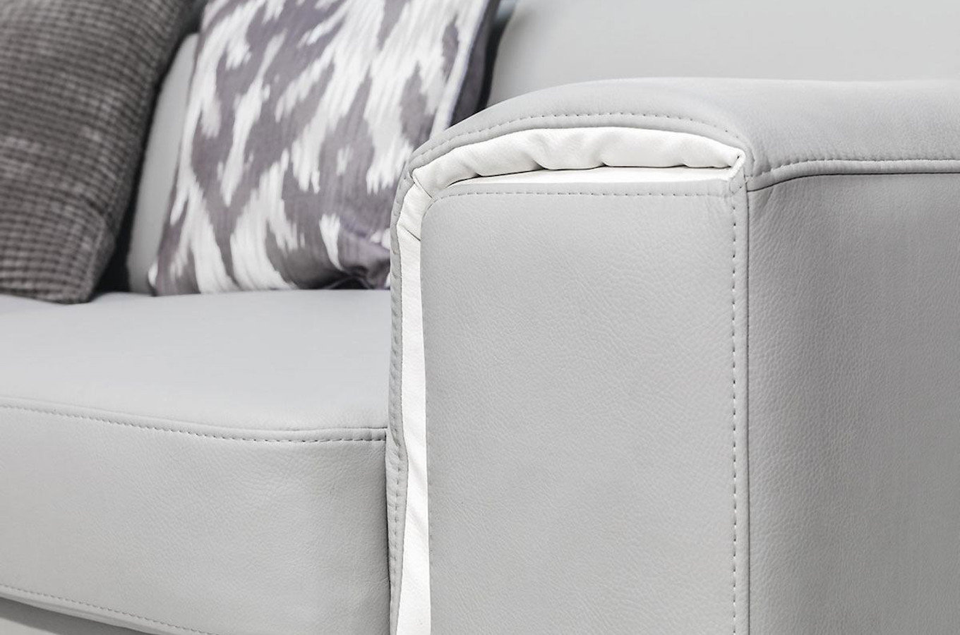 Nowoczesna sofa KLEOPATRA z ruchomymi zagłówkami