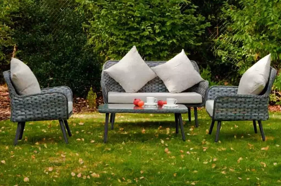 Zestaw mebli ogrodowych z technorattanu BLATTEN / Stół + 2 fotele + sofa