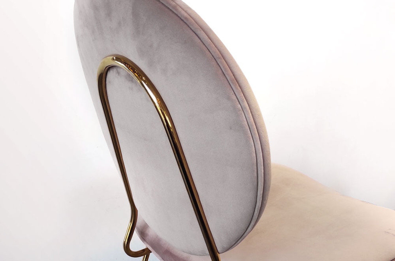 Różowe tapicerowane krzesło na złotych nogach RUOTE ROSA