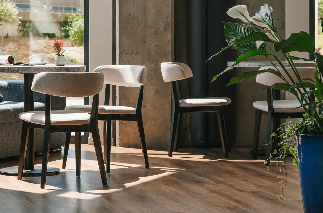 Drewniane krzesło 938 z tapicerowanym siedziskiem