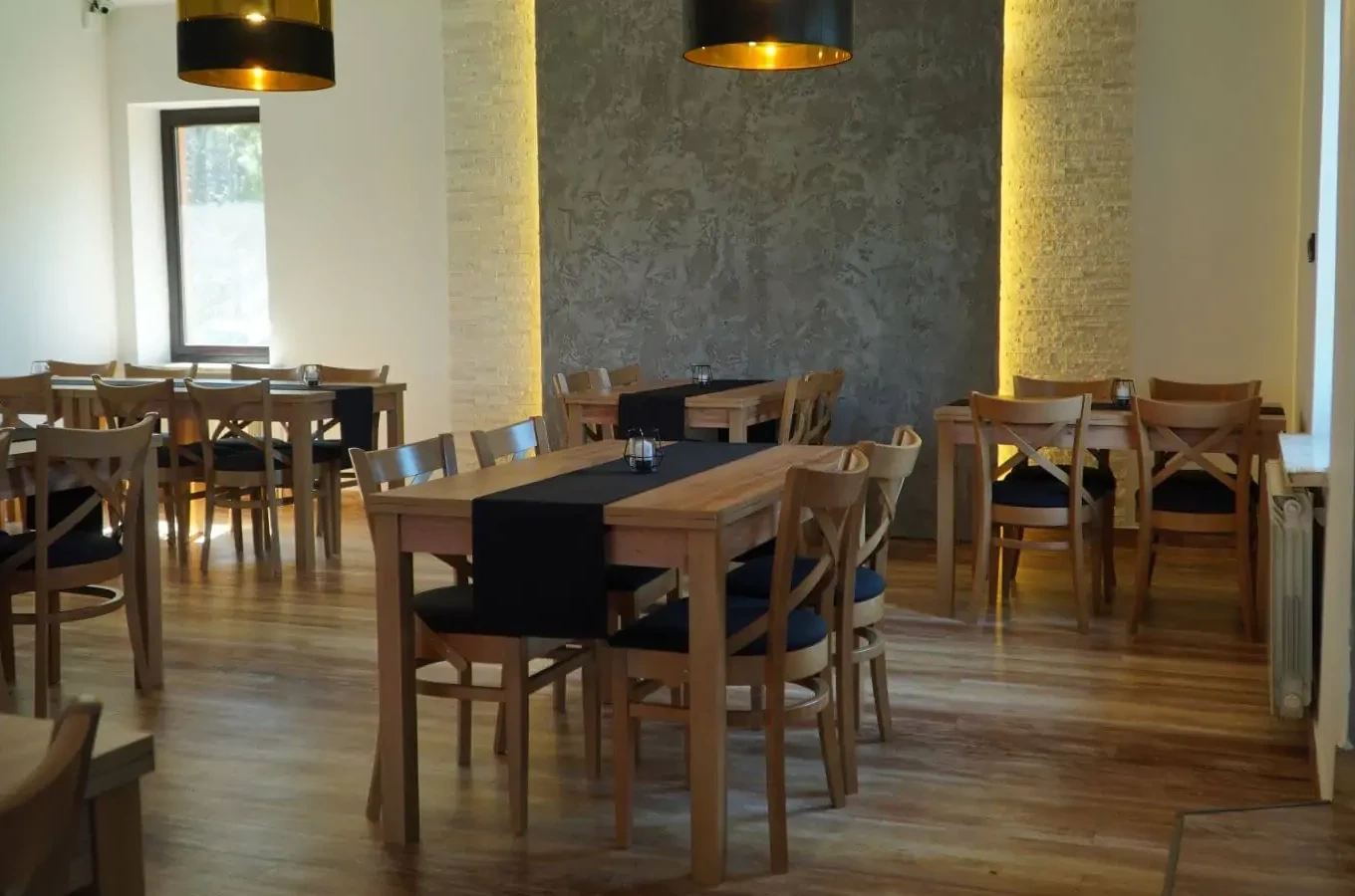 Drewniane krzesło 135 z oparciem X