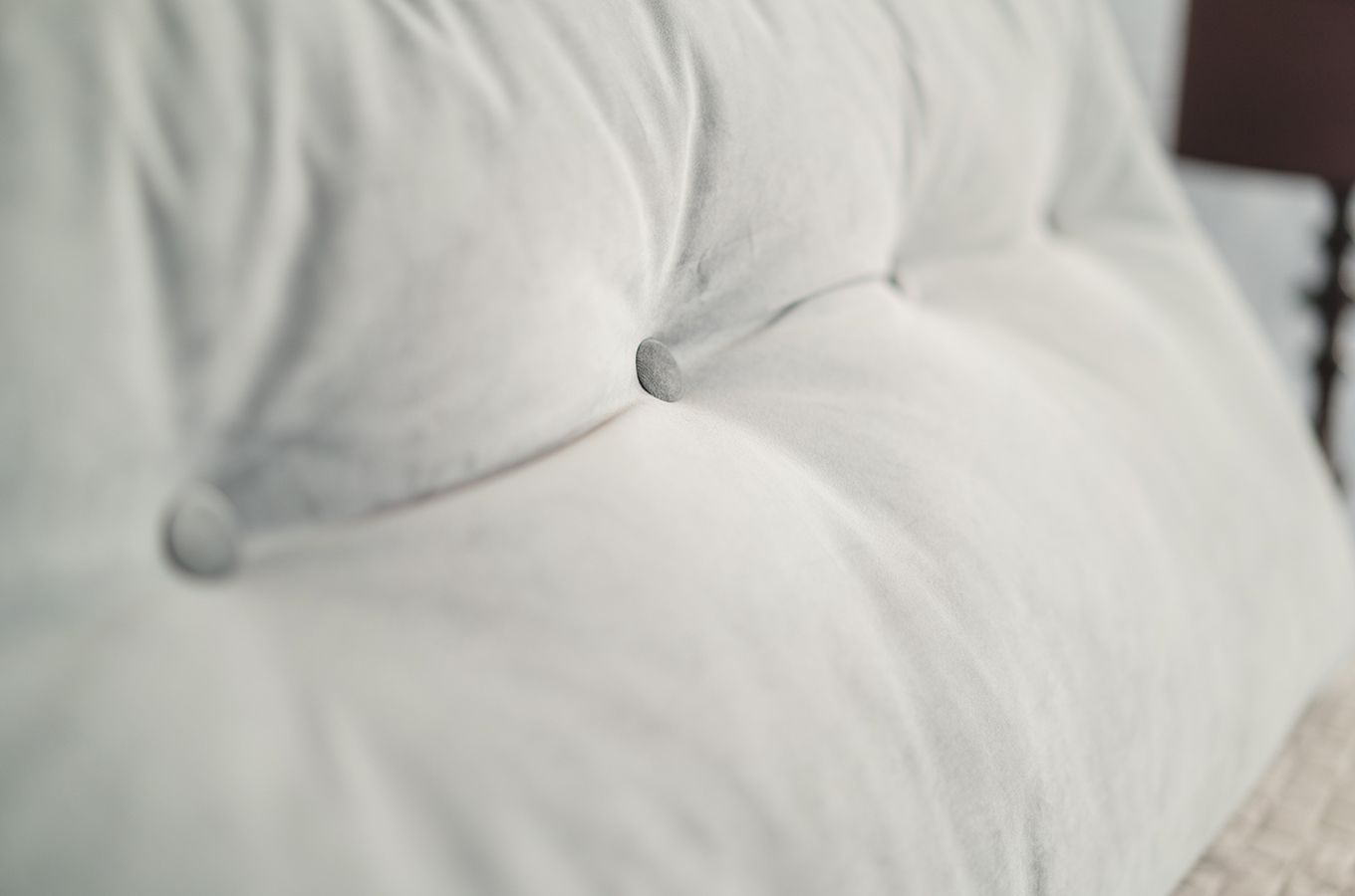 Szara poduszka dzienna Visby TRIANGEL 120 cm na drewniany zagłówek łóżka do sypialni / tkanina French Velvet 666