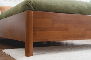 Tapicerowane łóżko drewniane bukowe Visby MODENA z wysokim zagłówkiem