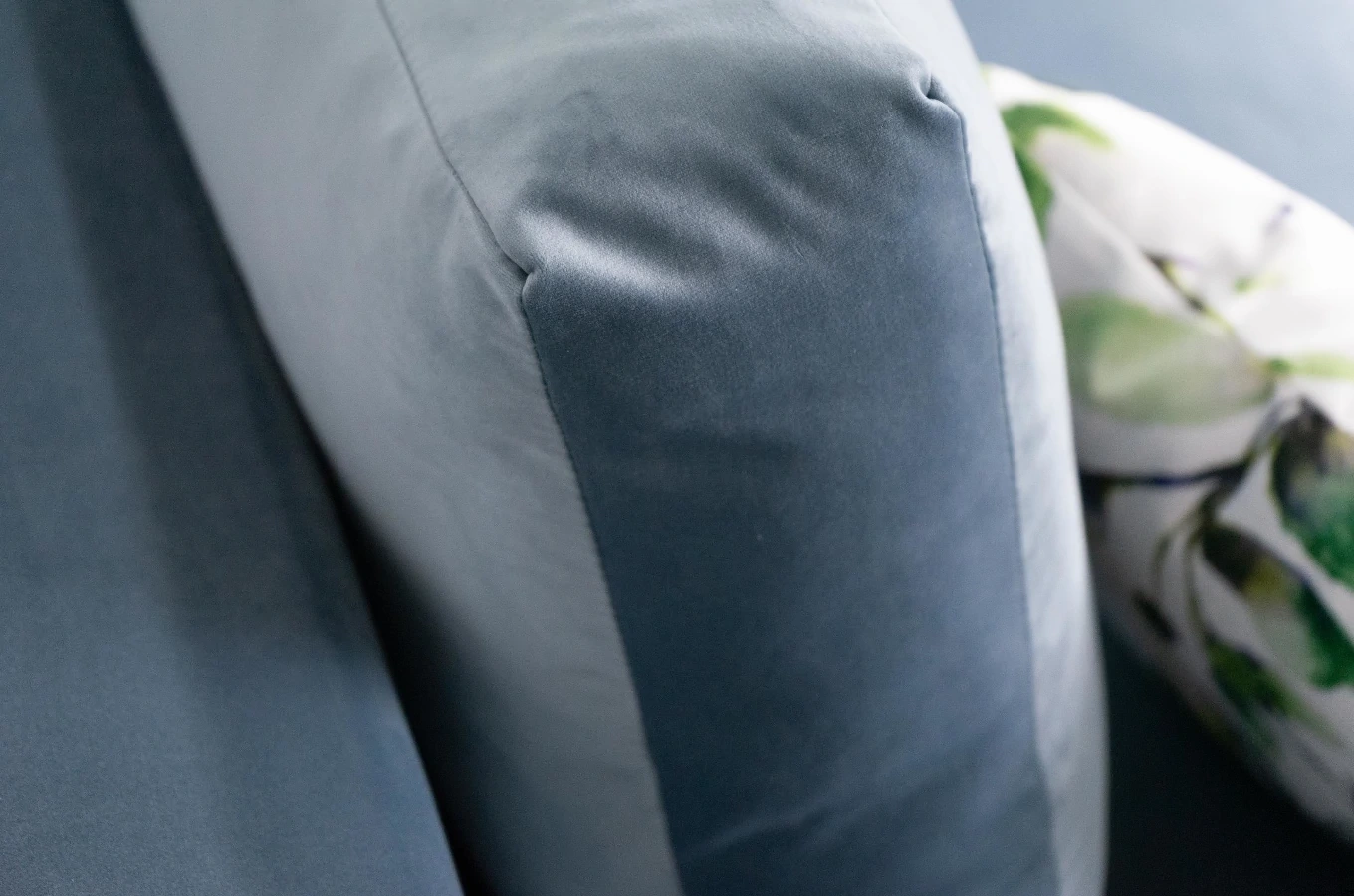 Kompaktowa sofa rozkładana FLAVIA z funkcją spania i pojemnikiem na pościel / szerokość 215 cm