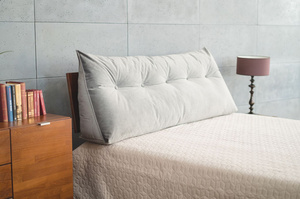 Szara poduszka dzienna Visby TRIANGEL 120 cm na drewniany zagłówek łóżka do sypialni / tkanina French Velvet 666