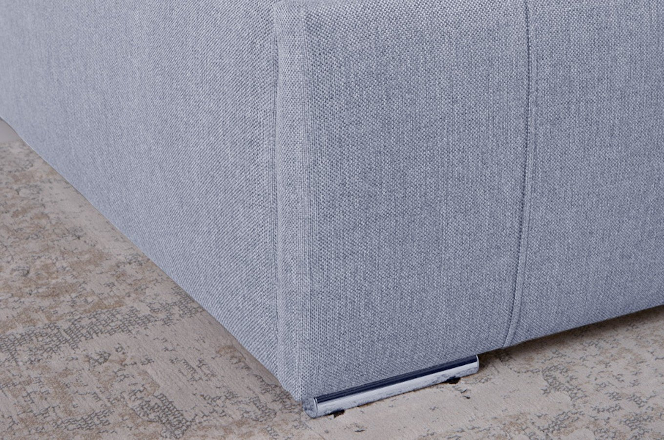 Klasyczne łóżko tapicerowane do sypialni ARIANNA z przeszyciami na zagłówku