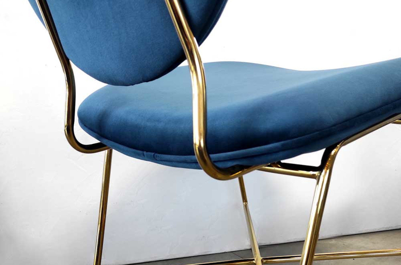Granatowe tapicerowane krzesło na złotych nogach RUOTE BLU