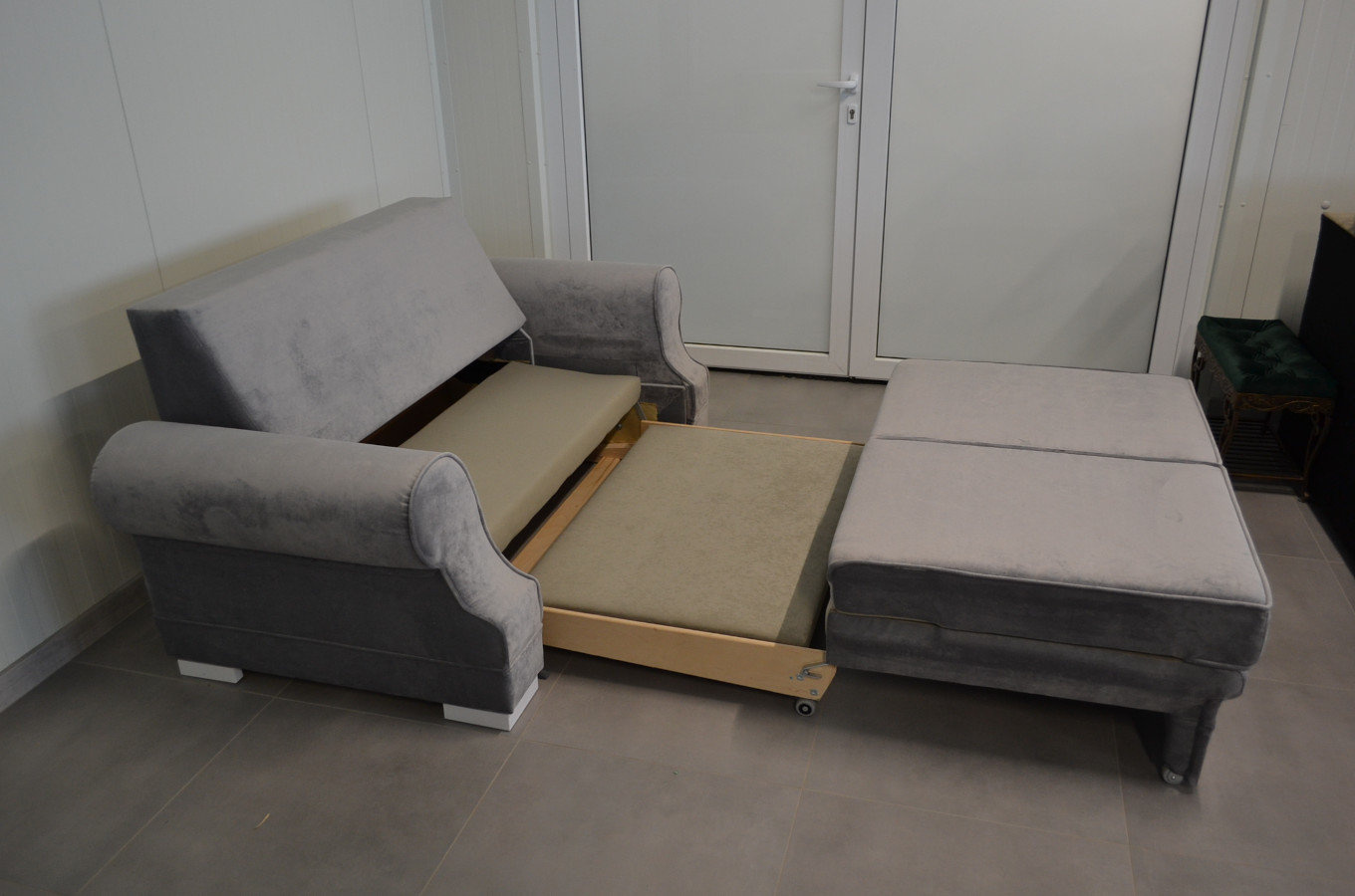 Elegancka 2-osobowa sofa GENEVA w angielskim stylu z funkcją spania i pojemnikiem na pościel