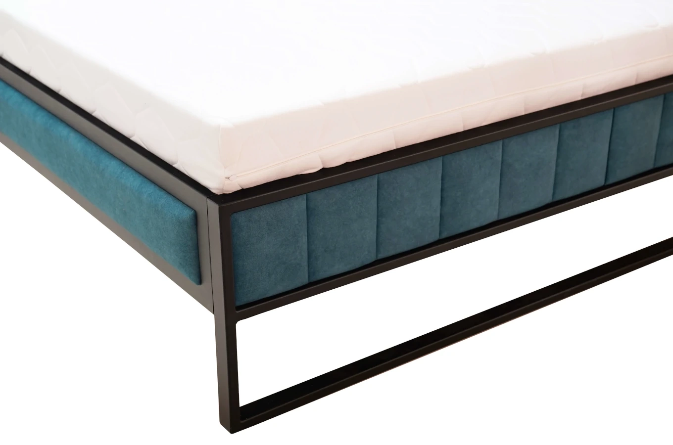 Tapicerowane łóżko z metalową ramą 500 w stylu loft