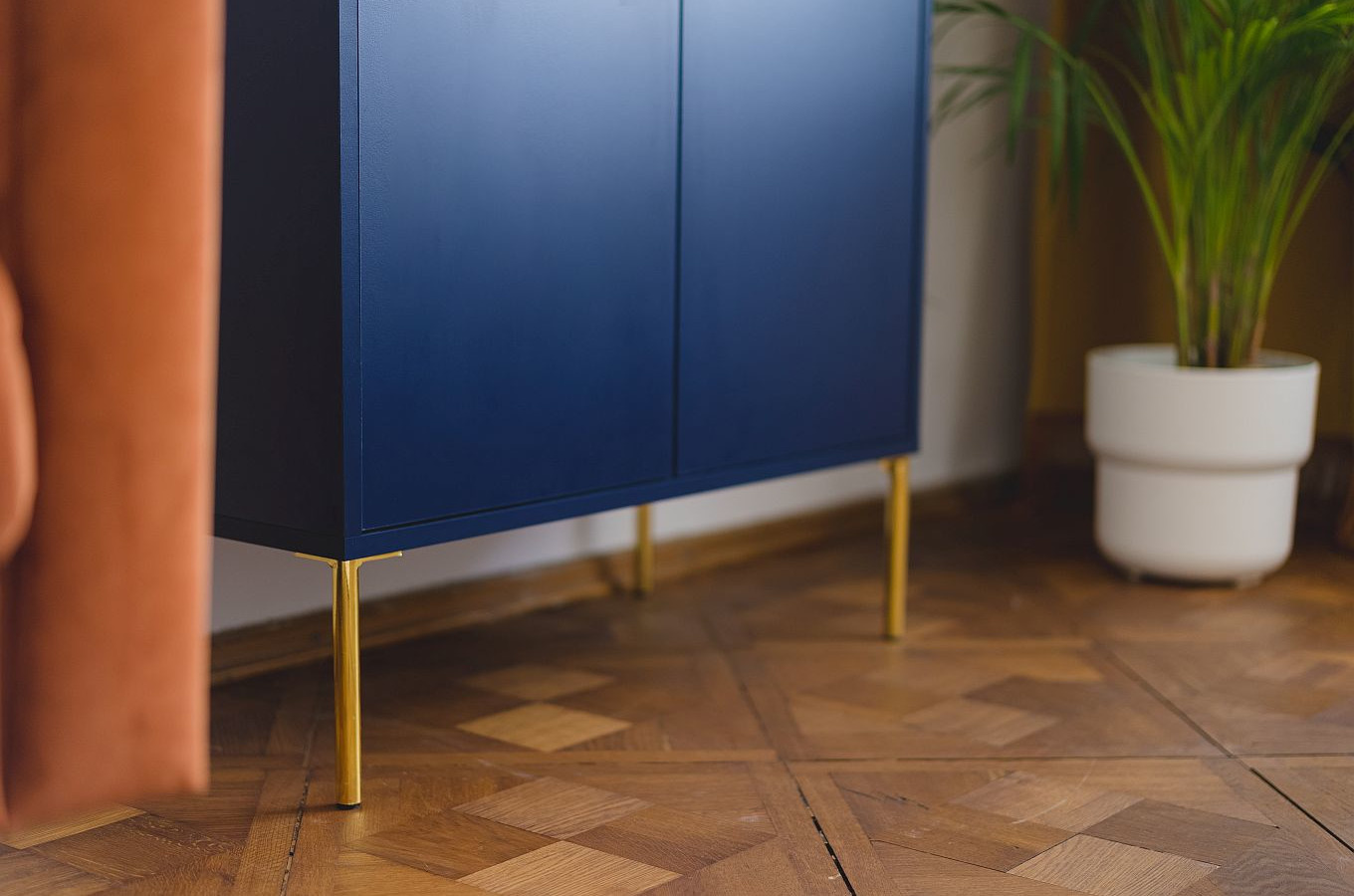 Wysoka granatowa komoda ze złotymi dodatkami Skandica MERLIN / szer. 80 cm