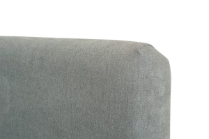 Tapicerowane łóżko do sypialni MALAR z pionowymi przeszyciami na zagłówku.