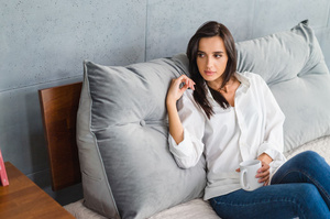 Szara poduszka dzienna Visby TRIANGEL 140 cm na drewniany zagłówek łóżka do sypialni / tkanina French Velvet 666