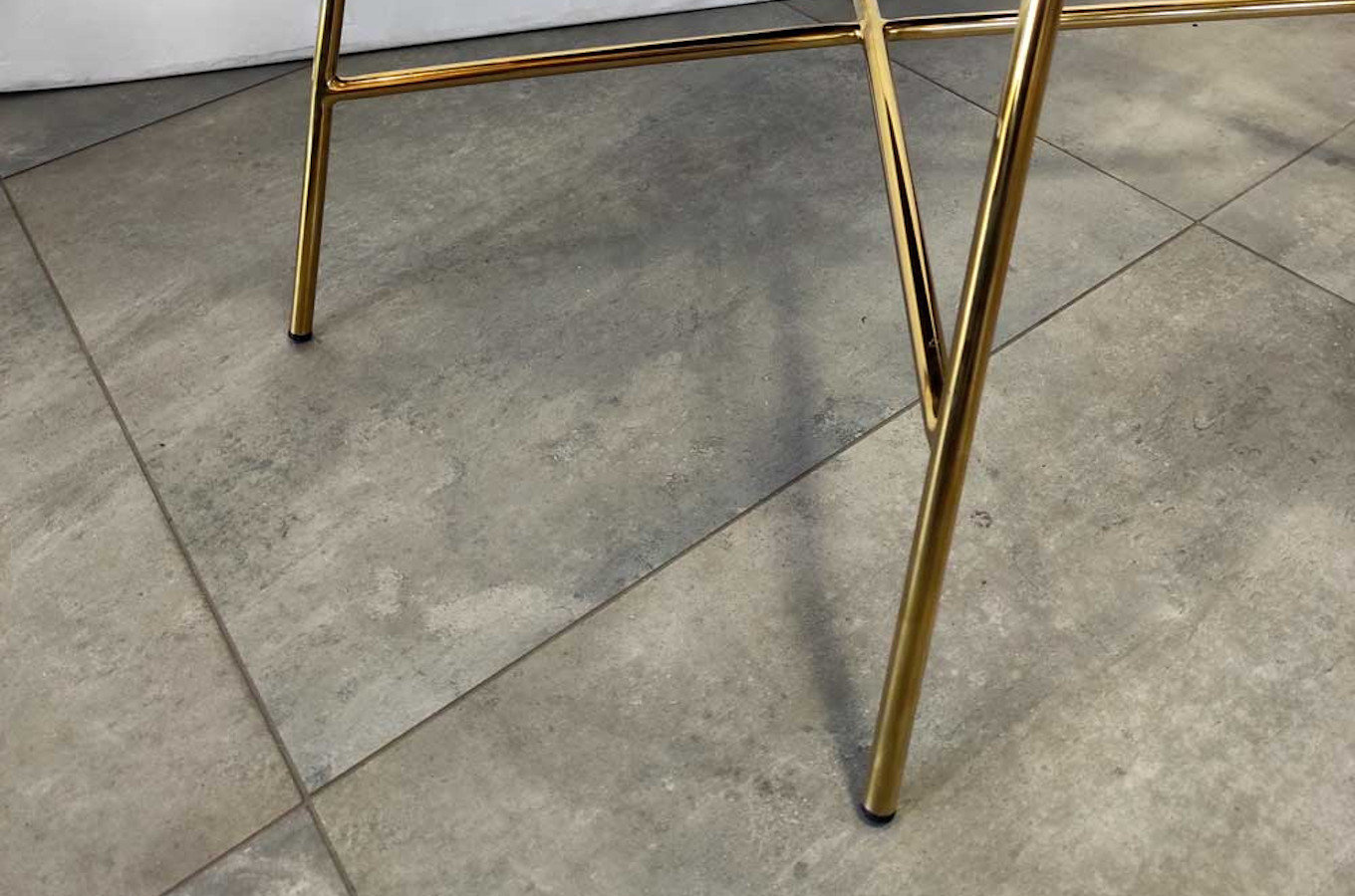 Granatowe tapicerowane krzesło na złotych nogach RUOTE BLU