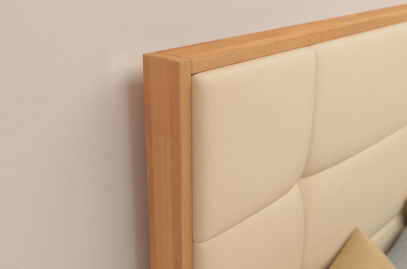Tapicerowane łóżko drewniane bukowe Visby FRIDA z wysokim zagłówkiem
