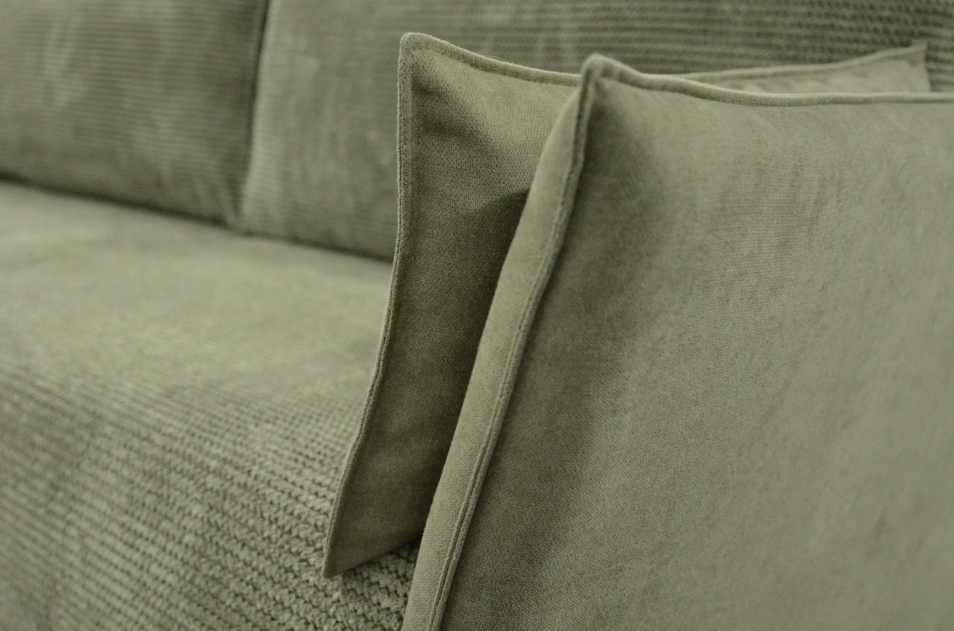 Nowoczesna sofa rozkładana EMMA z funkcją spania i pojemnikiem na pościel / szerokość 223 cm