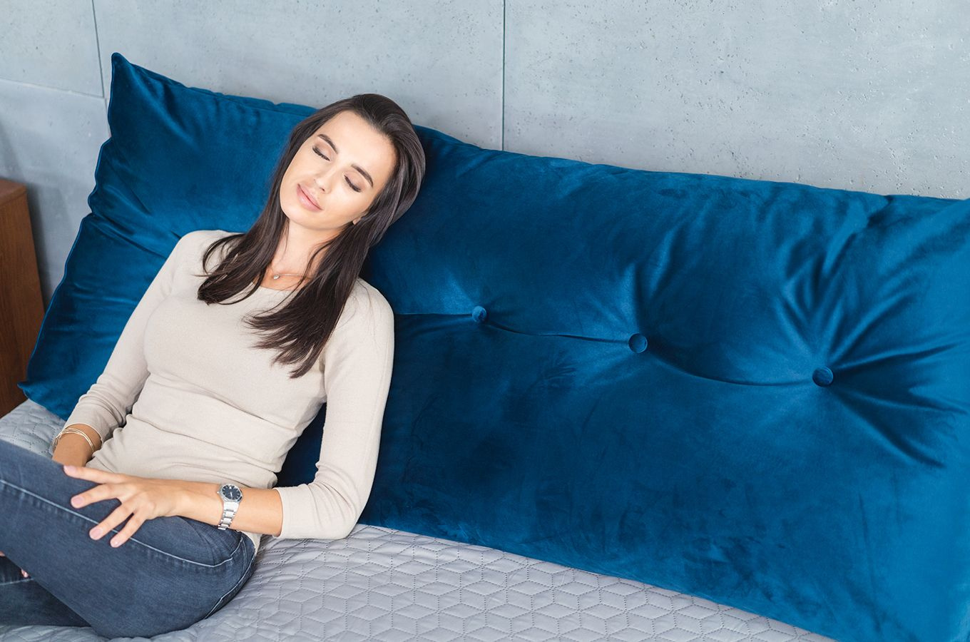 Granatowa poduszka dzienna Visby TRIANGEL 140 cm na drewniany zagłówek łóżka do sypialni / tkanina French Velvet 670