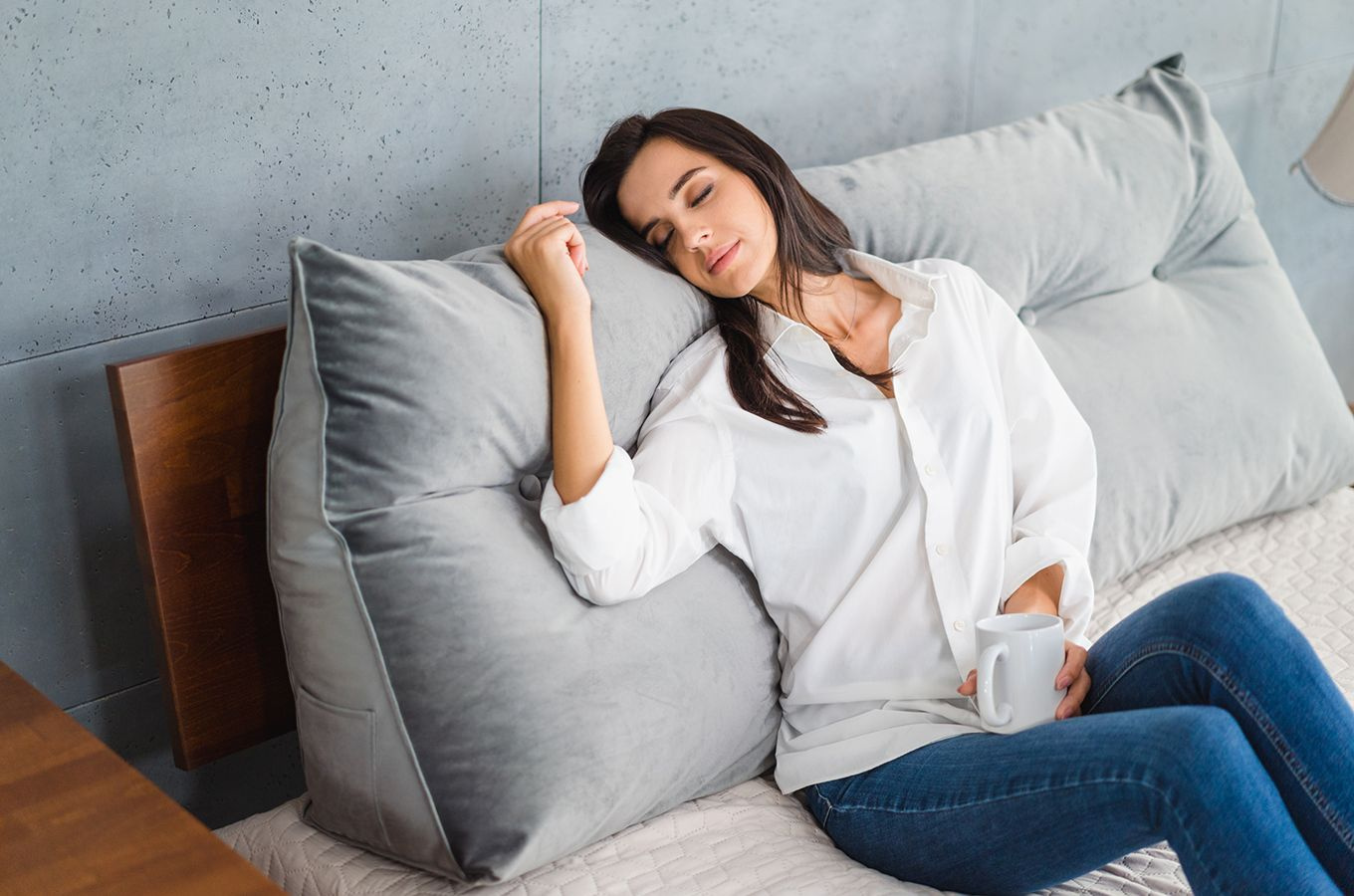 Szara poduszka dzienna Visby TRIANGEL na drewniany zagłówek łóżka do sypialni / tkanina French Velvet 666