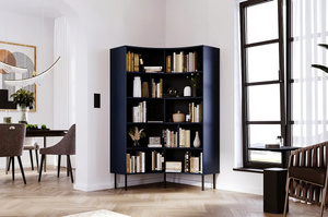 Nowoczesny narożny regał na książki Skandica HORN z czarnymi nogami / granatowy / szer. 100 cm