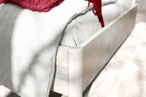 Tapicerowane łóżko drewniane dębowe Visby MODENA z wysokim zagłówkiem / 200x200 cm, olej bielony, zagłówek Casablanca 2301