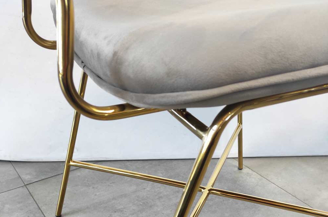 Beżowe tapicerowane krzesło na złotych nogach RUOTE MARRONE