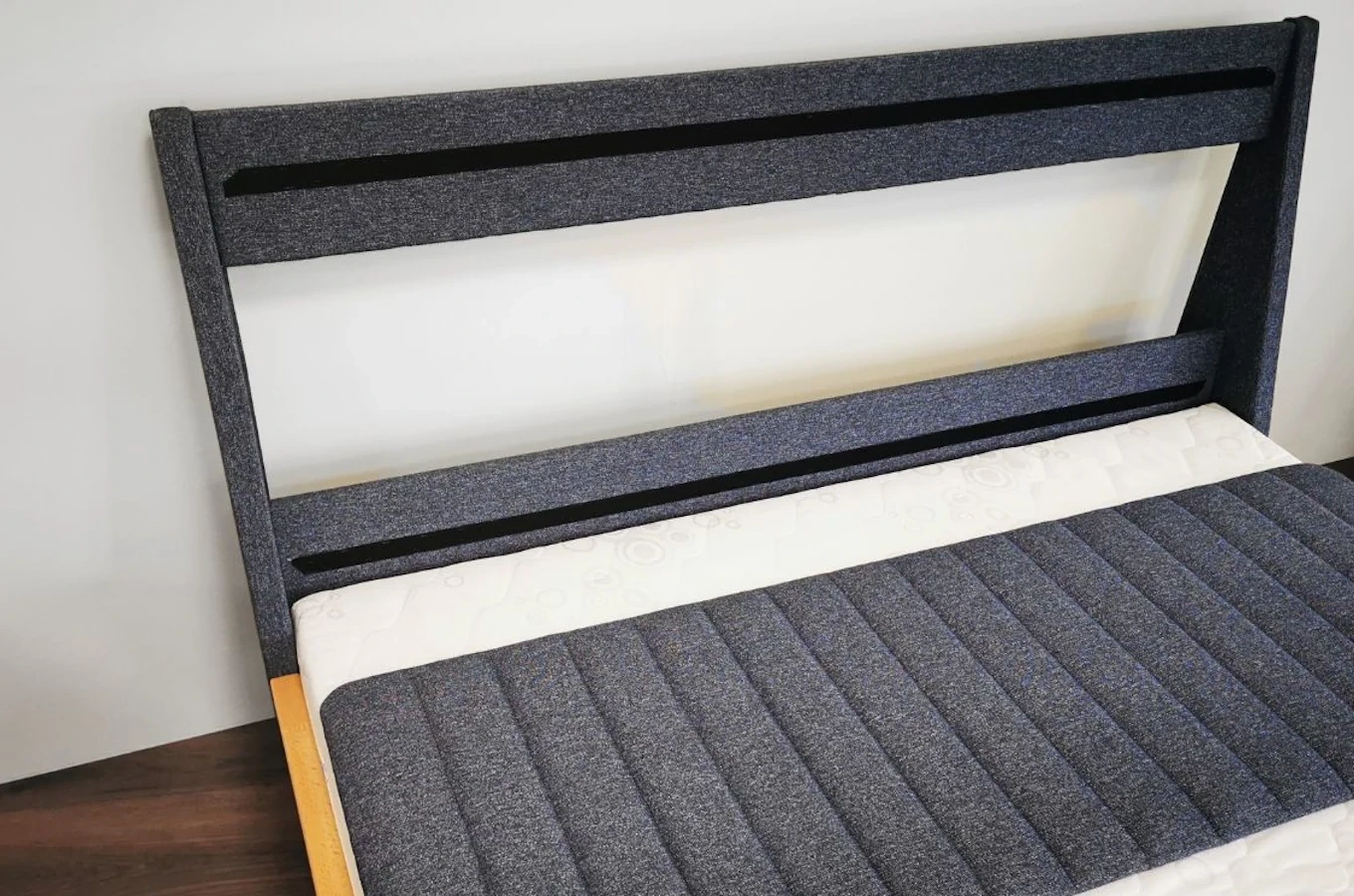 Łóżko lewitujące drewniane bukowe Visby ULF